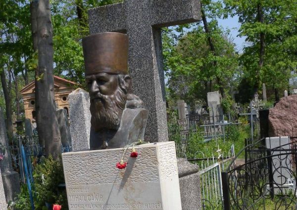 На центральном кладбище в Кишиневе похищен бюст Михаила Чакира