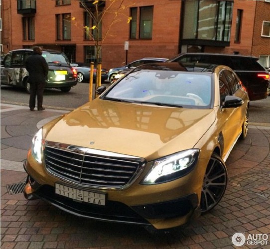 В Лондоне заметили золотой Мерседес от Brabus