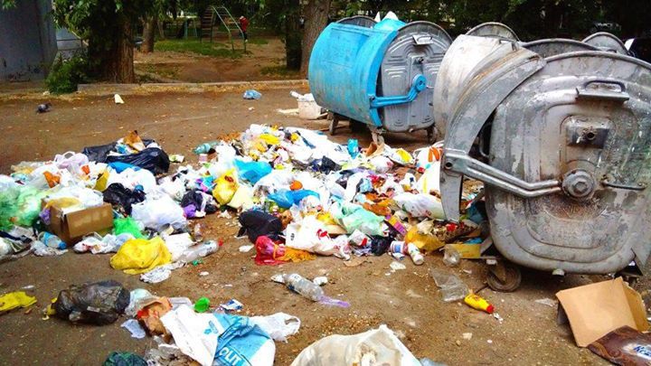Двор жилого дома на Ботанике превращается в свалку