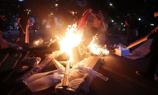 Бразильцы дрались с полицией и жгли машины, протестуя против ЧМ-2014