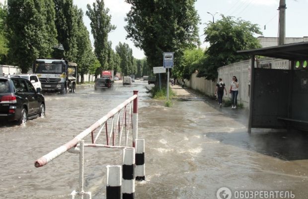 В Киеве из-за прорыва трубы кипятком залило целую улицу
