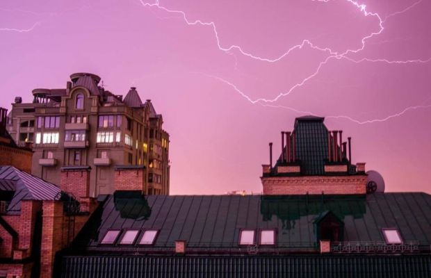 В Киеве бушевала стихия: фотографии грозы заполонили соцсети