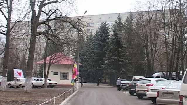 Под больницей Тимошенко дежурят бойцы в шлемах и бронежилетах