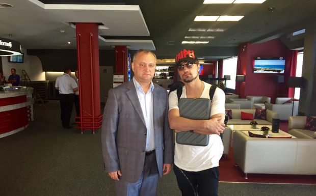 Igor Dodon și Dima Bilan au pozat împreună la aeroportul din Chișinău