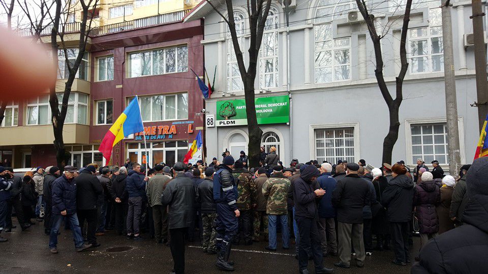 Офис Демпартии окружили сотни полицейских