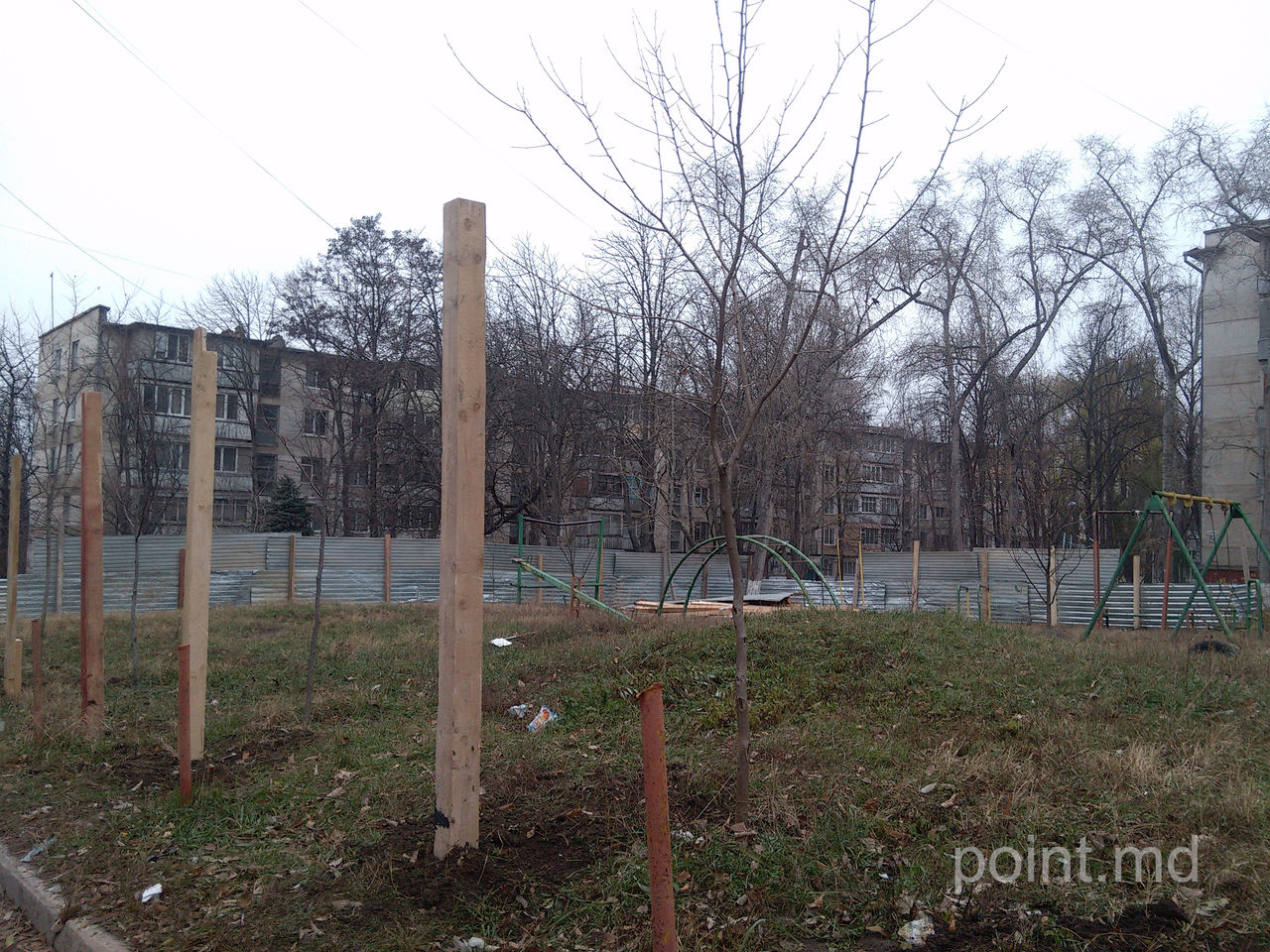 На Рышкановке на детской площадке начали строить дом