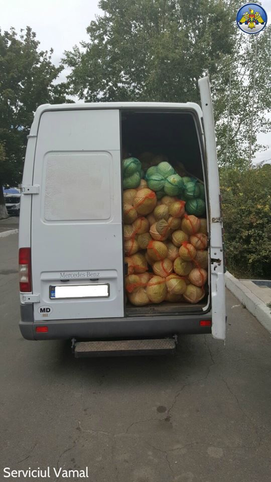 Doi moldoveni au rămas fără marfă după ce s-au întâlnit cu inspectorii vamali