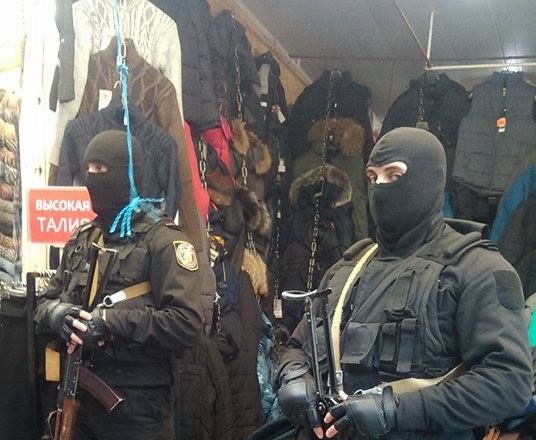 Служащие в масках обыскивают бутик с одеждой на Каля Басарабией