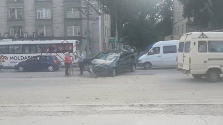 Accident pe un bulevard important din Capitală. Două maşini s-au ciocnit frontal