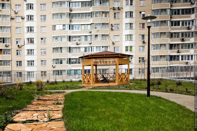 Детская площадка на крыше парковки в Москве