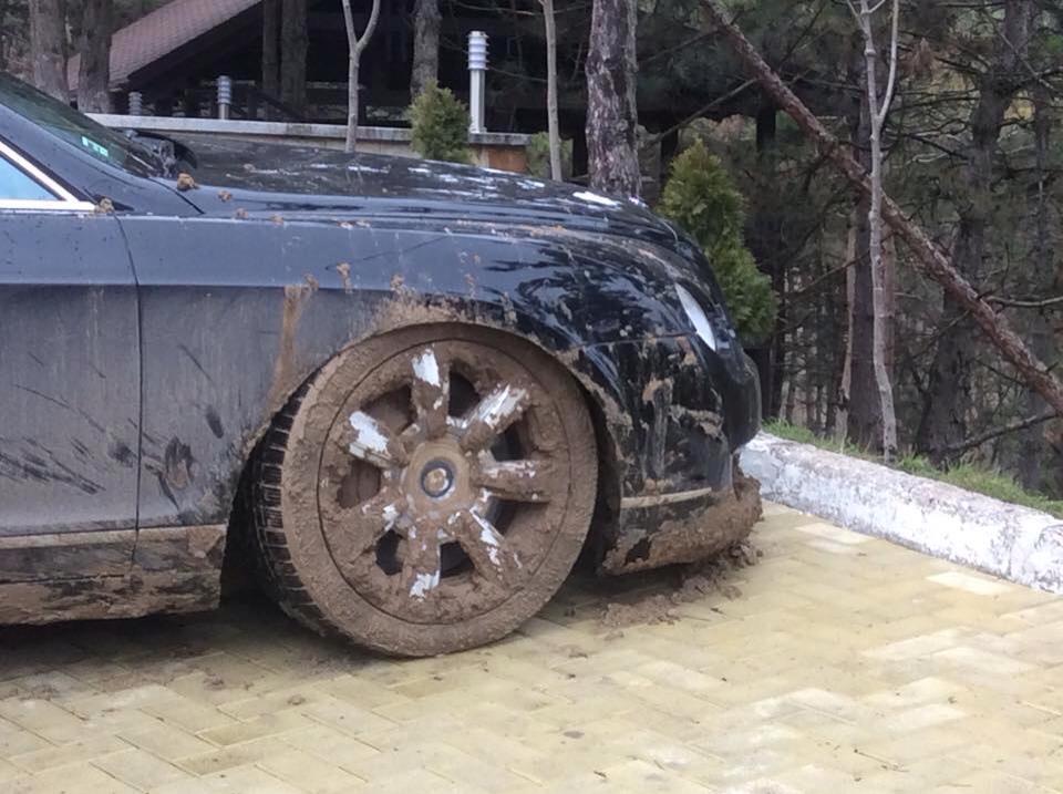Limuzină de lux distrusa într-o pădure din Chişinău