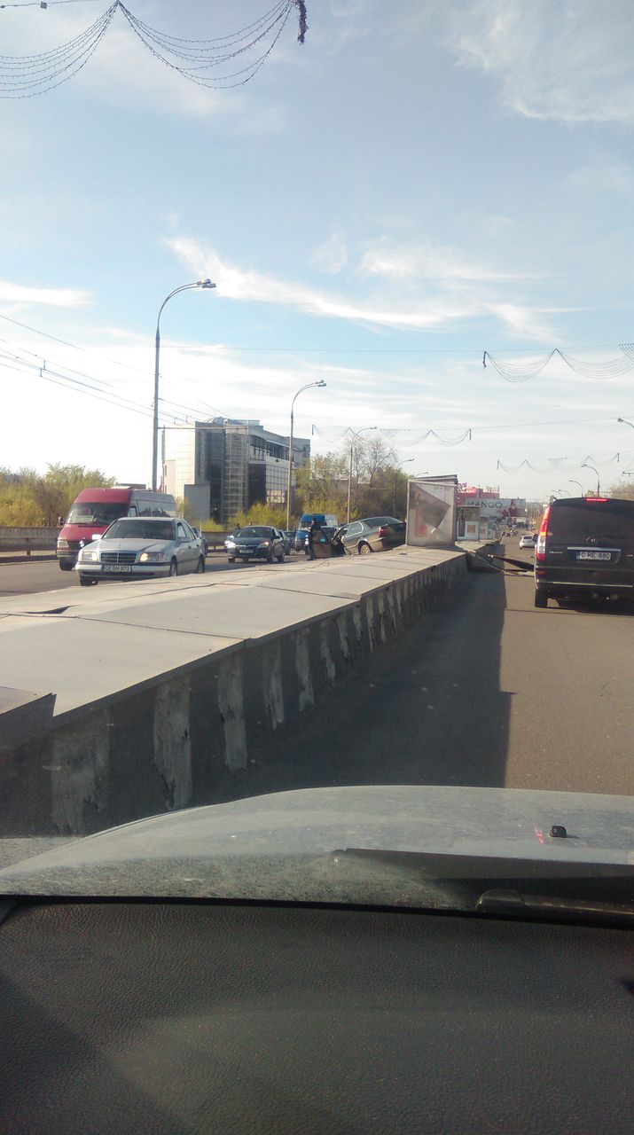 O mașină s-a răsturnat pe viaduct
