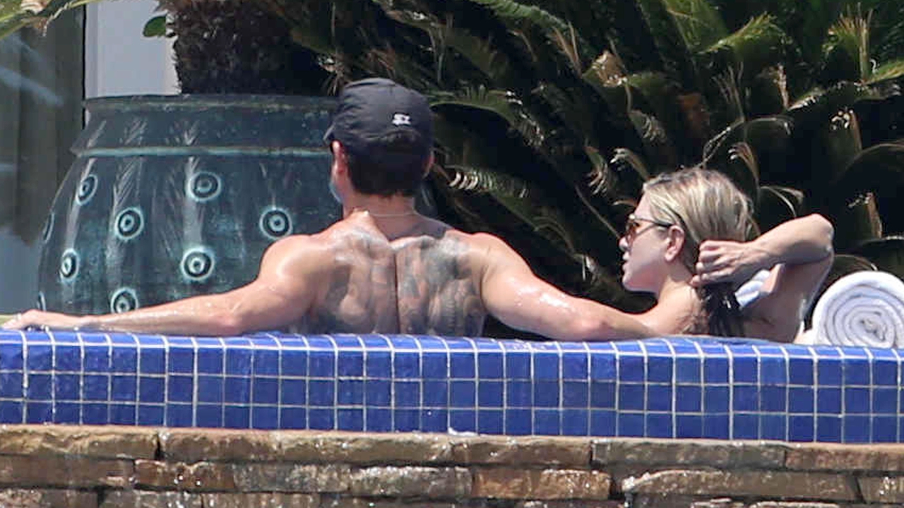 Jennifer Aniston şi Justin Theroux, scene tandre lângă piscină