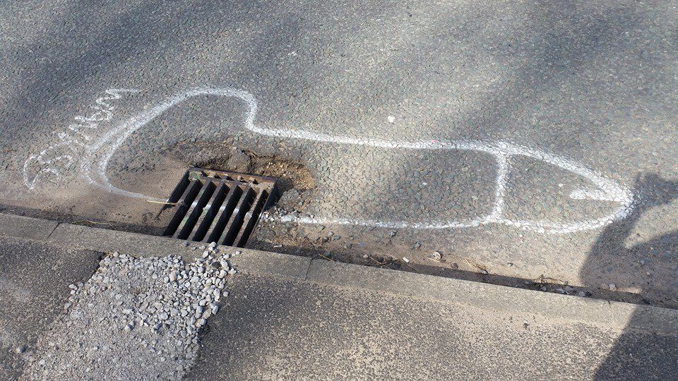 В Англии неизвестный рисует фаллосы на ямах, которые дорожники не хотят ремонтировать