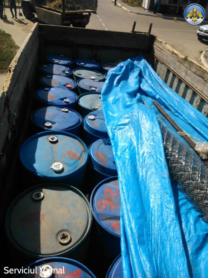 8 tone de alcool confiscate; Proprietarul mărfii de contrabandă a dat bir cu fugiţii