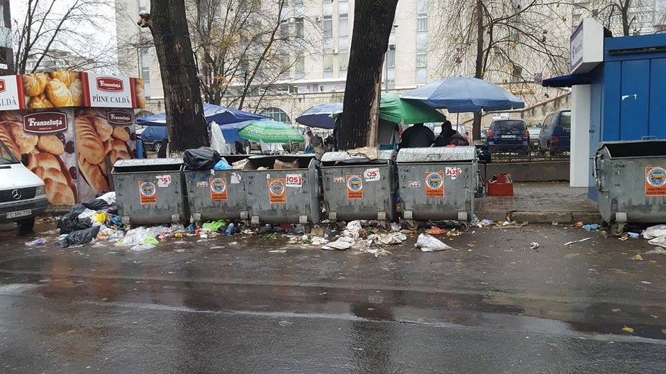 Одна из центральных улиц Кишинева погрязла в мусоре