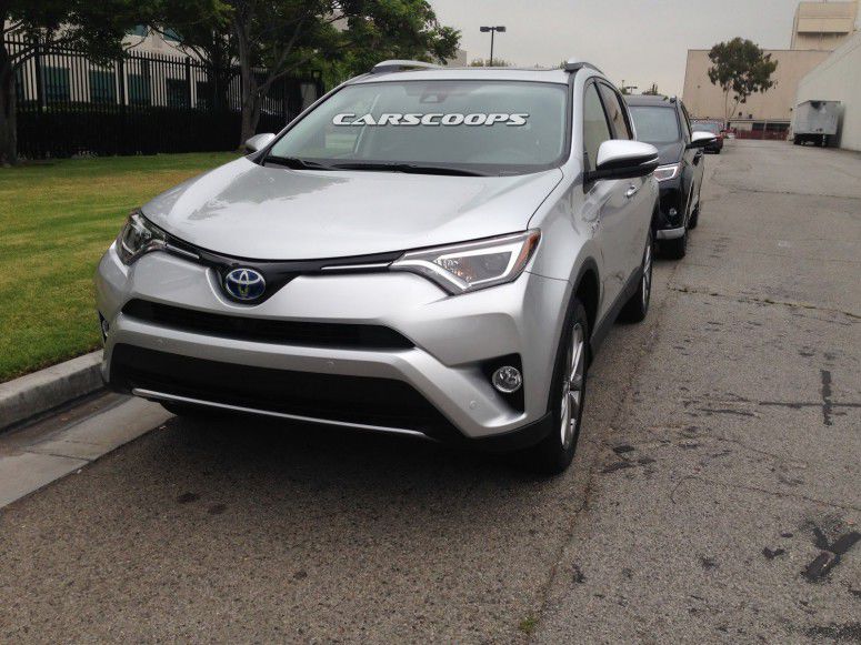 Первые фотографии рестайлингово кроссовера Toyota RAV4