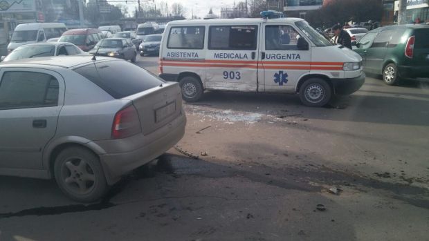 O ambulanță care se deplasa cu girofarul inclus s-a răsturnat