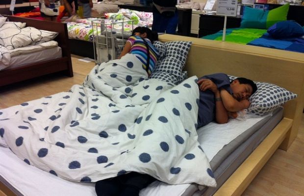 Жителям Пекина запретили спать в магазине IKEA