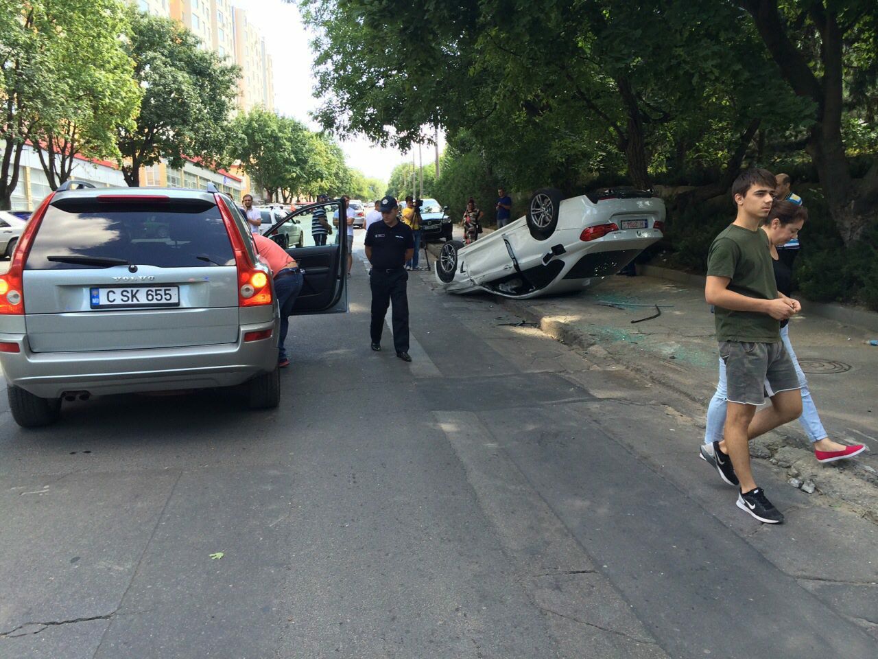 Impact violent în capitală: Un automobil condus de un cetăţean străin s-a răsturnat