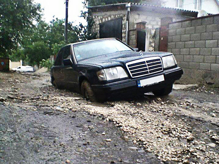 O mașină a ajuns cu roțile îngropate în noroi la Durlești