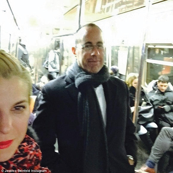 Are 46 de masini, dar circula cu metroul