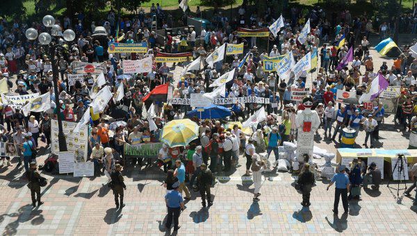 Митингующие принесли под Раду бутылки с зажигательной смесью и перекрыли улицы