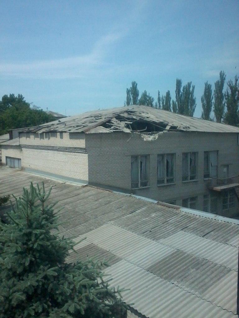 В результате обстрела Славянска украинскими силовиками снаряд попал в здание школы