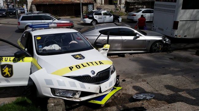 В центре Кишинева столкнулись Porsche и автомобиль полиции