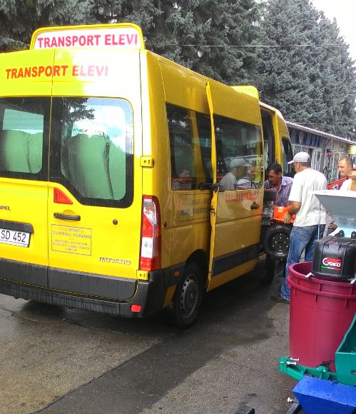 Microbuzele pentru elevi, donate de Guvernul României, folosite la transport de utilaj