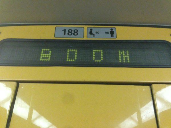 В поезде метро Брюсселя на электронном табло появилась надпись «Бум»