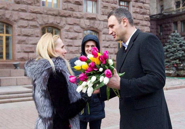 Кличко раздал тюльпаны женщинам на Крещатике