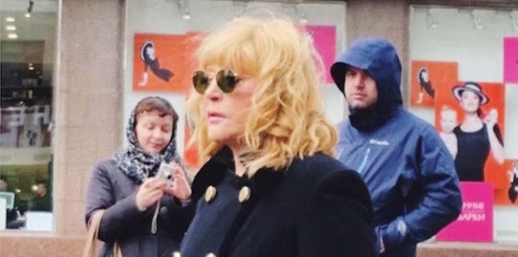 Alla Pugaciova surprinsă într-o rochie scurtă