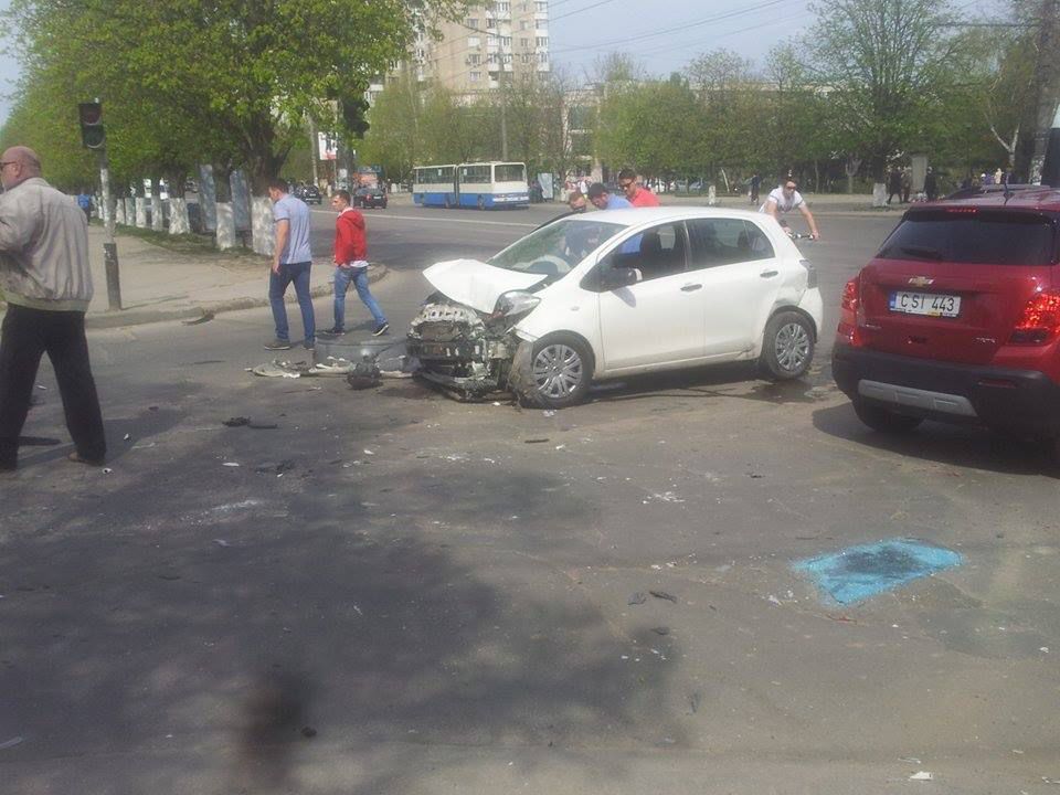 S-au ales cu mașinile avariate pentru că nu au putut împărți drumul