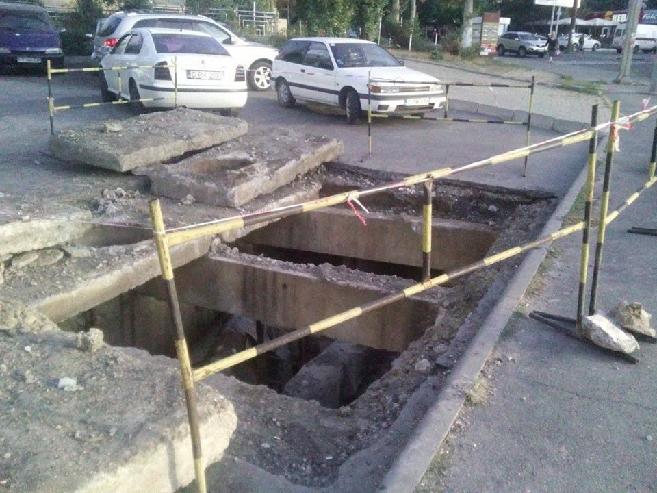 Apă de culoare verde în curtea unui bloc din sectorul Botanica