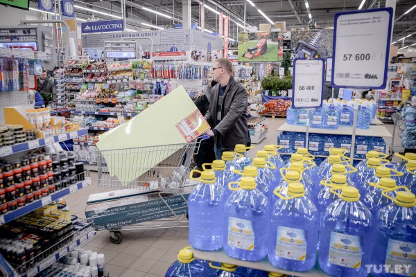 Белорусы в панике скупают технику и продукты питания
