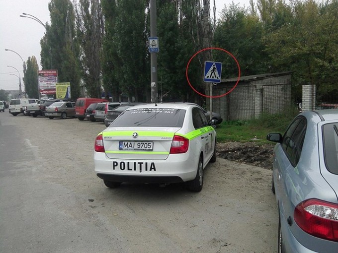 Mașina Guvernului și a Inspectoratului Național de Patrulare, parcate ilegal