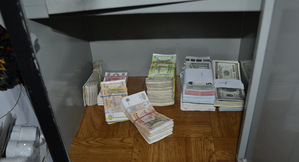 Leii de 100 ar putea fi falşi