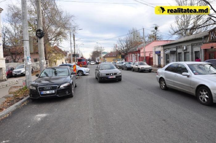 На улице Василе Александри обнаружены непонятные дыры в асфальте