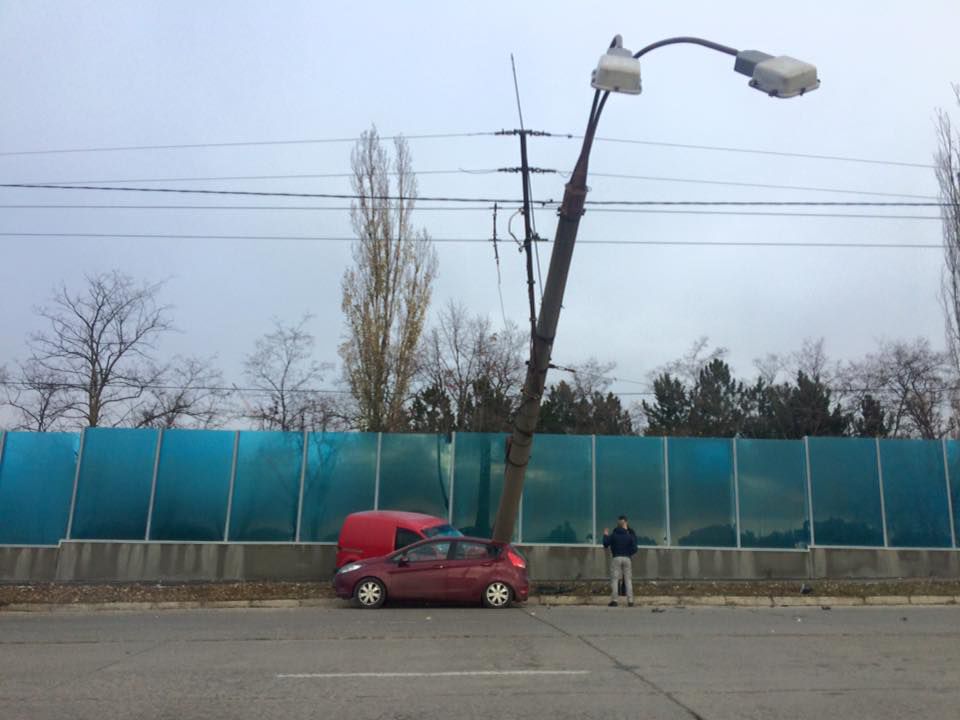 Un automobil a doborât un stâlp de iluminat, în zona Gării de Sud