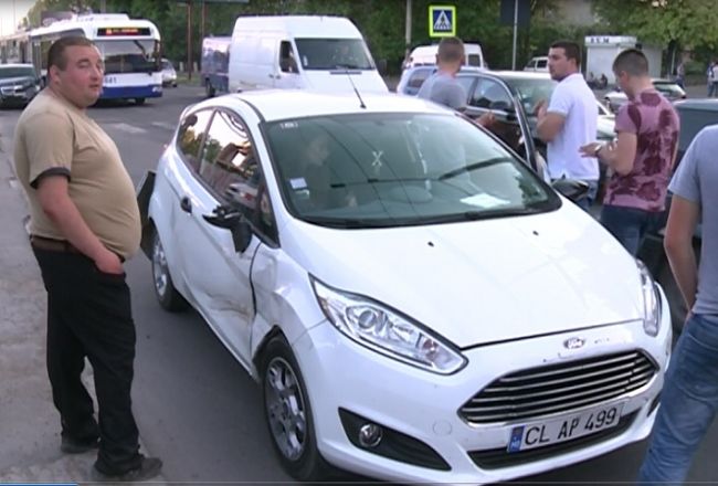 Accident in lant in capitala. 4 masini s-au ciocnit violent: Un Mercedes si un Ford, grav avariate