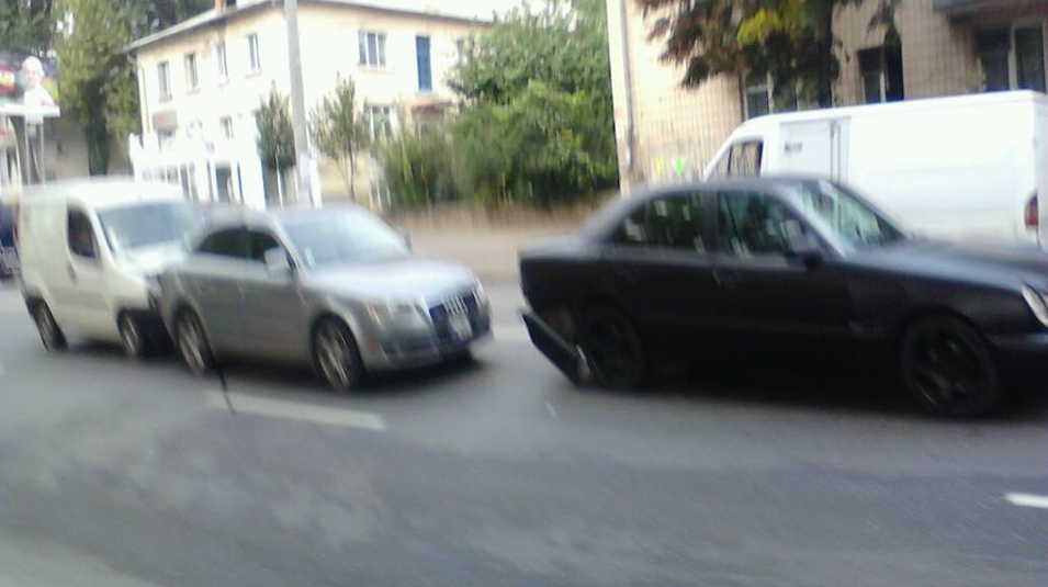 Accident în lanţ în sectorul Buiucani. Trei maşini, implicate în coliziune