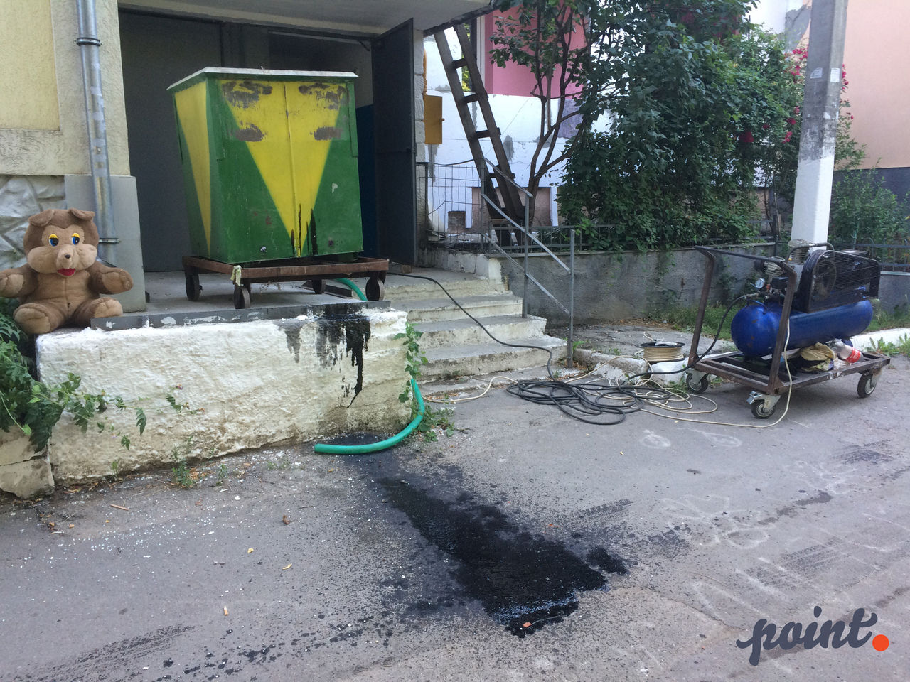 Мусоровоз залил двор многоэтажки машинным маслом