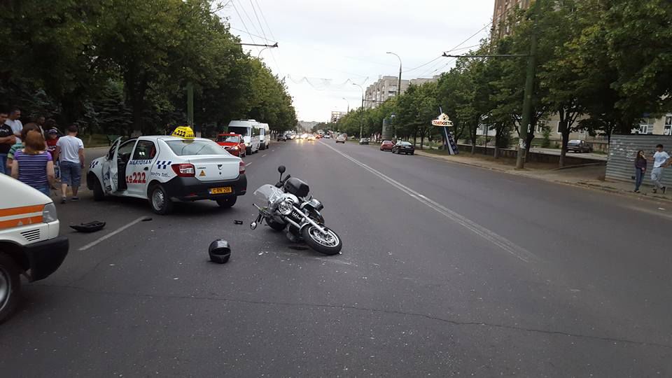 Accident la Buiucani: Un taxi a intrat în coliziune cu o motocicletă