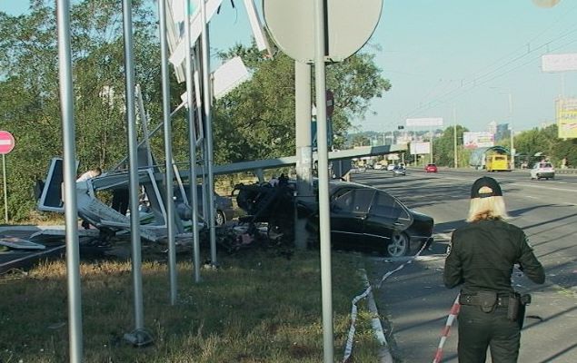 В Киеве Mercedes влетел в заправку: есть пострадавшие