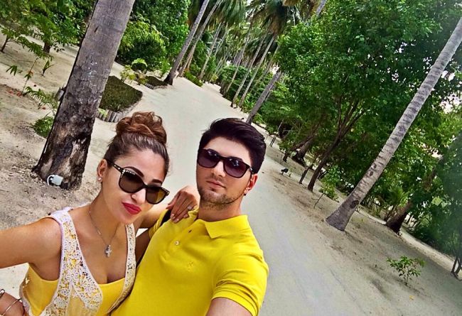 Care cuplu de la noi apare in ipostaze romantice pe o plaja din Maldive