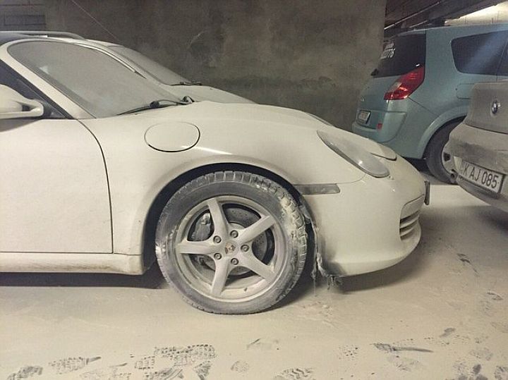 Un Porsche a luat foc în parcarea unui centru comercial din capitală