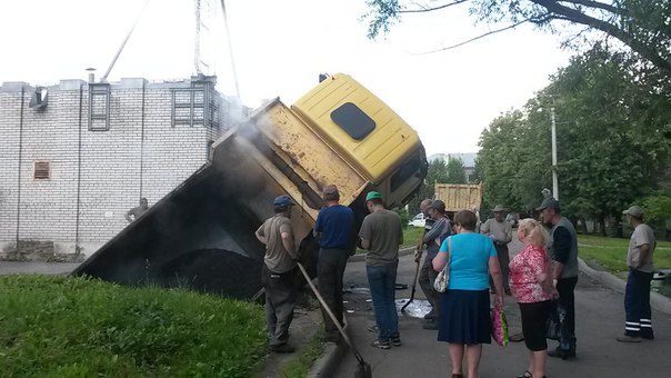 В Петербурге грузовик с асфальтом провалился под асфальт