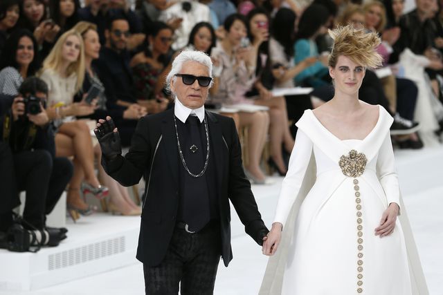 Показ Chanel в Париже закрывала невеста в положении
