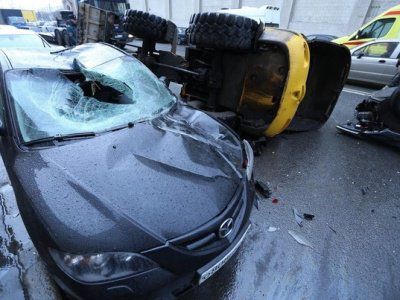 Трактор выехал на встречную полосу и протаранил пять машин в Петербурге